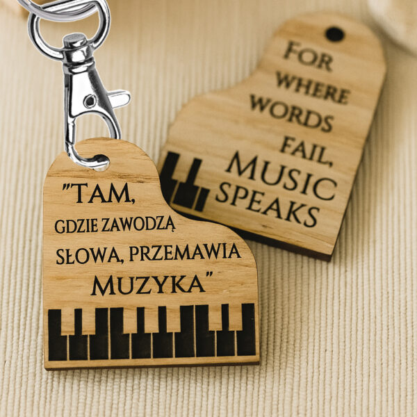 Brelok w kształcie fortepianu z cytatem "Tam, gdzie zawodzą słowa, przemawia Muzyka" prezent